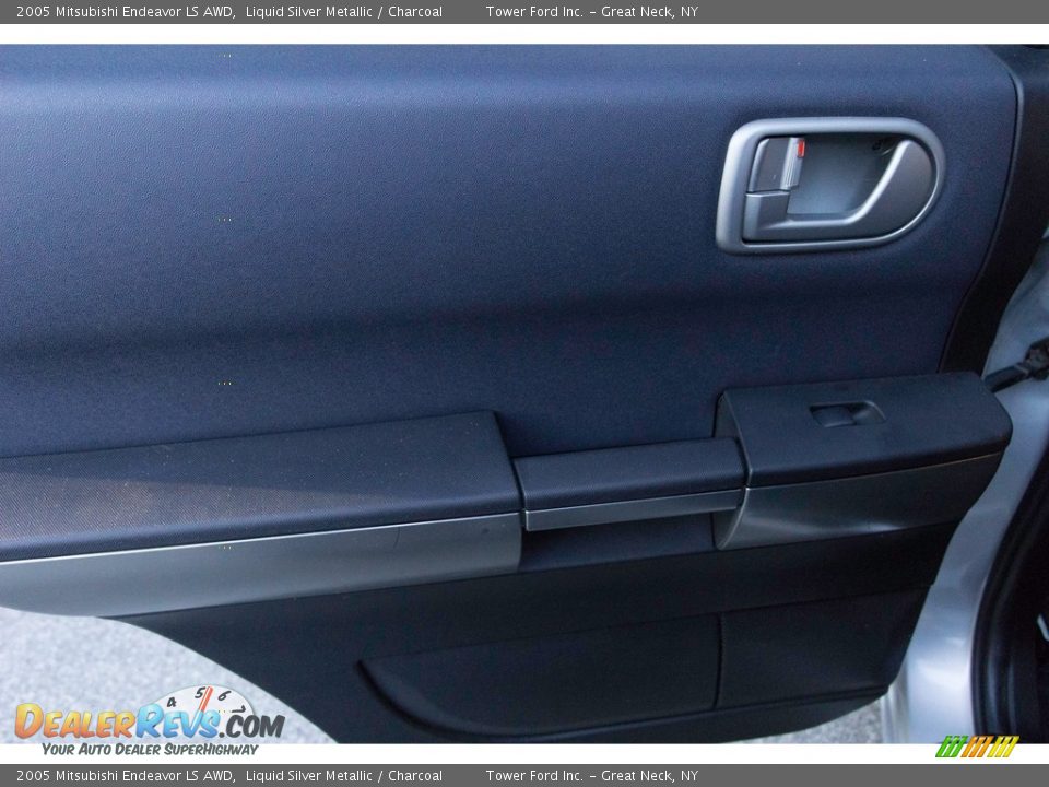 2005 Mitsubishi Endeavor LS AWD Liquid Silver Metallic / Charcoal Photo #14