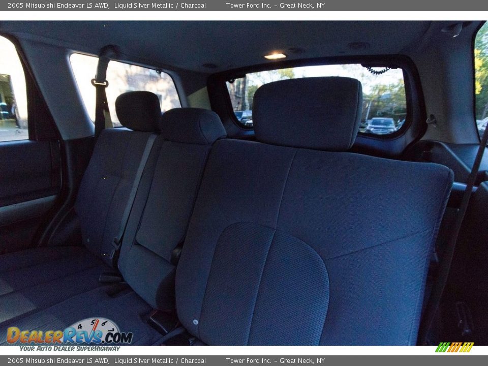 2005 Mitsubishi Endeavor LS AWD Liquid Silver Metallic / Charcoal Photo #16