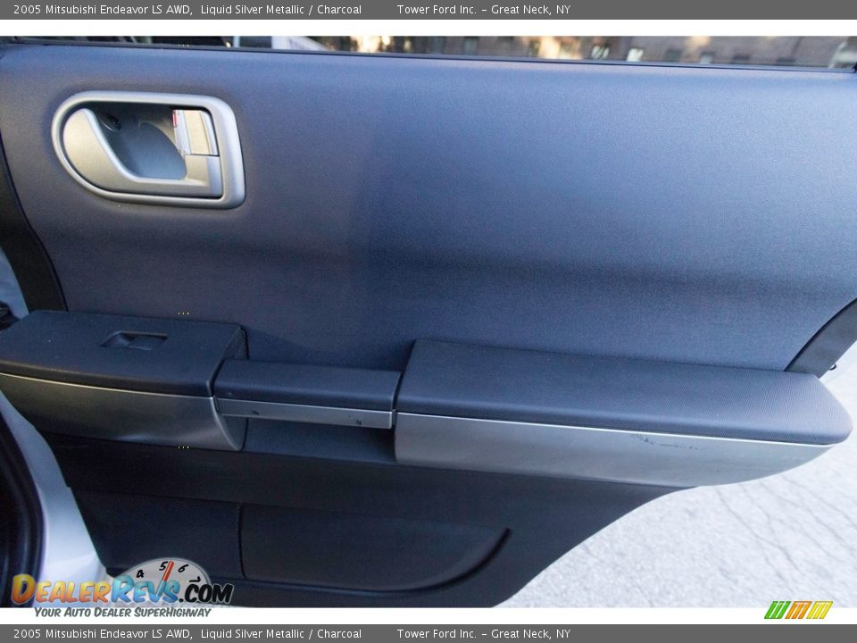 2005 Mitsubishi Endeavor LS AWD Liquid Silver Metallic / Charcoal Photo #17