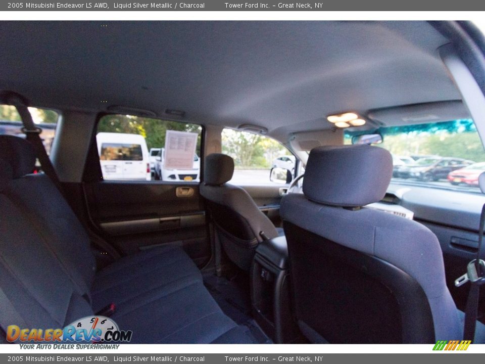 2005 Mitsubishi Endeavor LS AWD Liquid Silver Metallic / Charcoal Photo #18