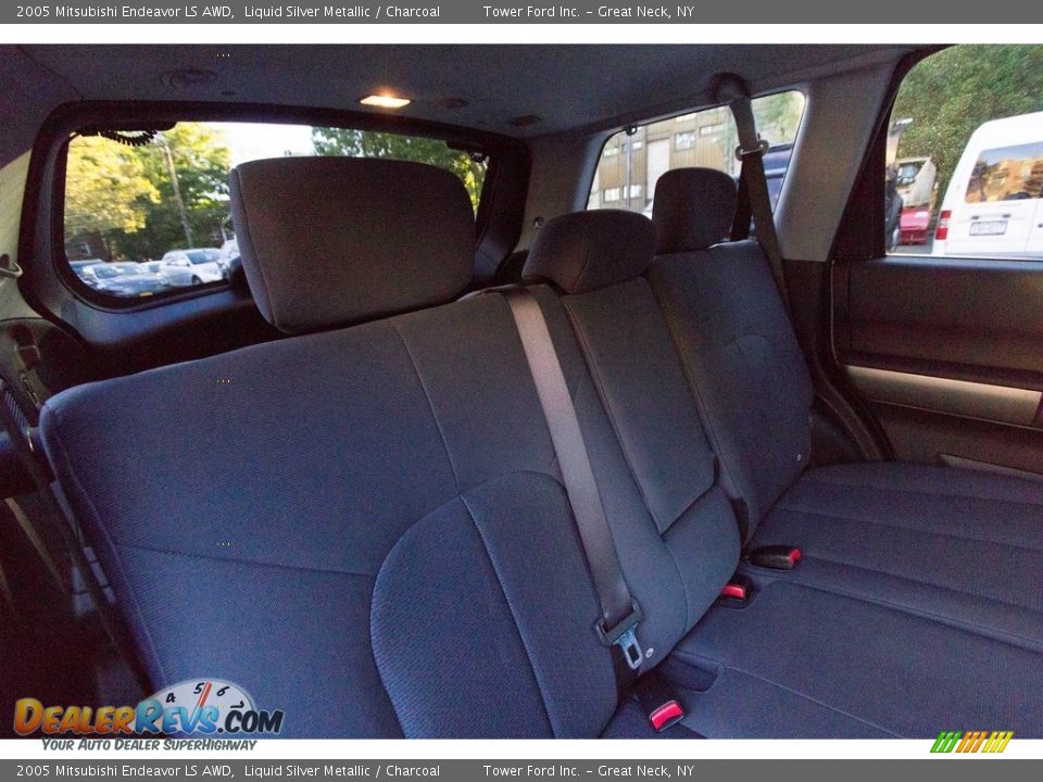 2005 Mitsubishi Endeavor LS AWD Liquid Silver Metallic / Charcoal Photo #19