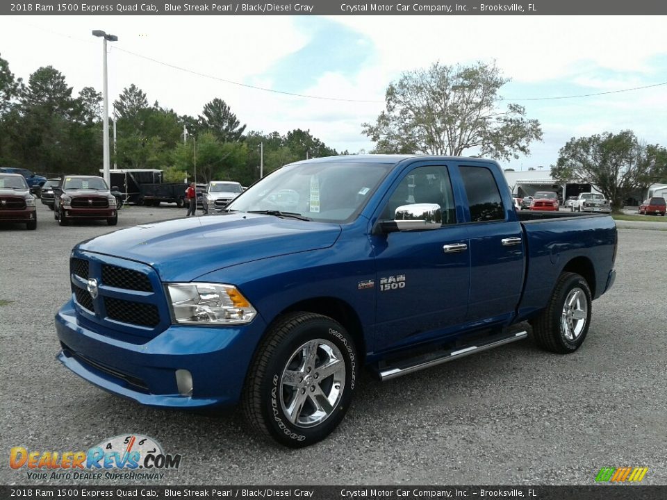 Front 3/4 View of 2018 Ram 1500 Express Quad Cab Photo #1