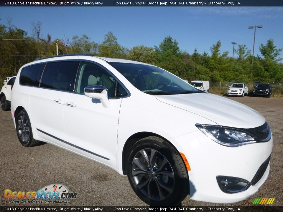 Front 3/4 View of 2018 Chrysler Pacifica Limited Photo #7