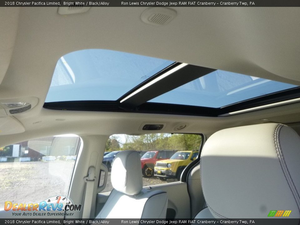 Sunroof of 2018 Chrysler Pacifica Limited Photo #17