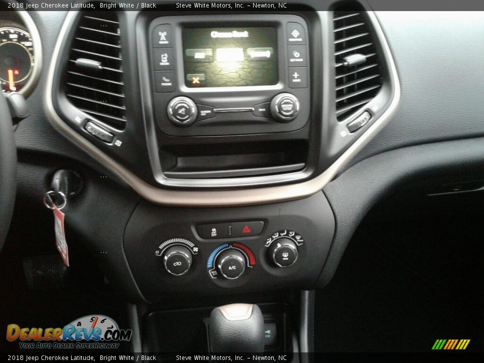 2018 Jeep Cherokee Latitude Bright White / Black Photo #17