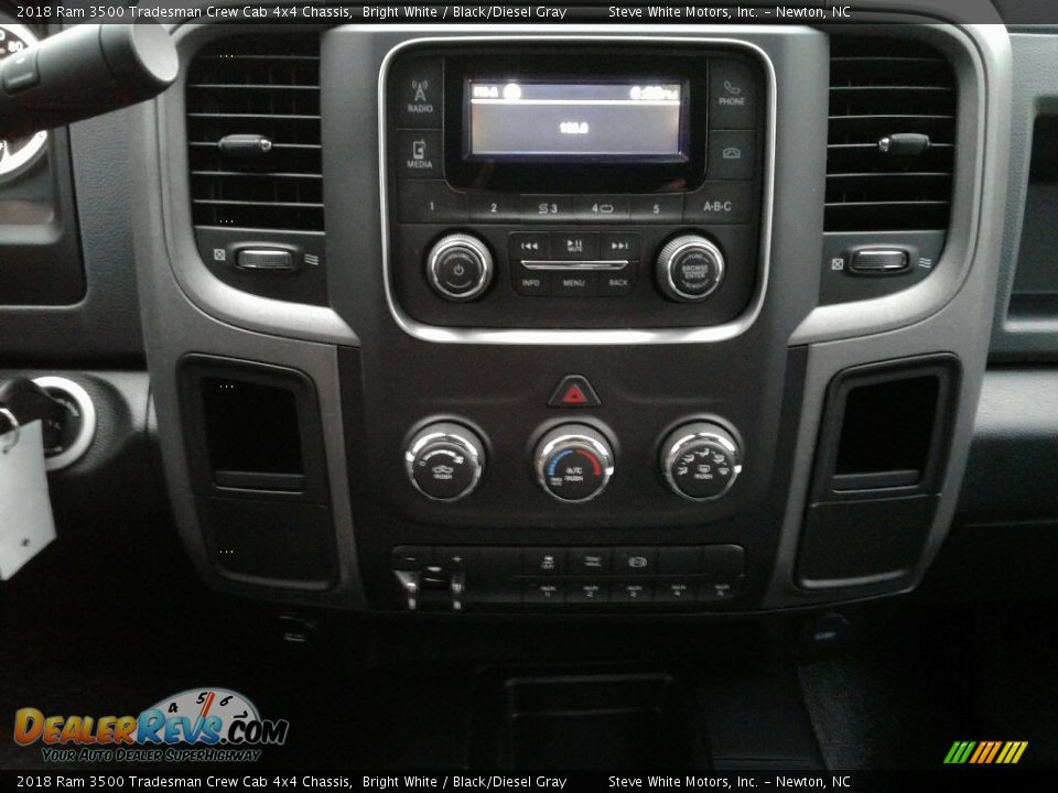 2018 Ram 3500 Tradesman Crew Cab 4x4 Chassis Bright White / Black/Diesel Gray Photo #16