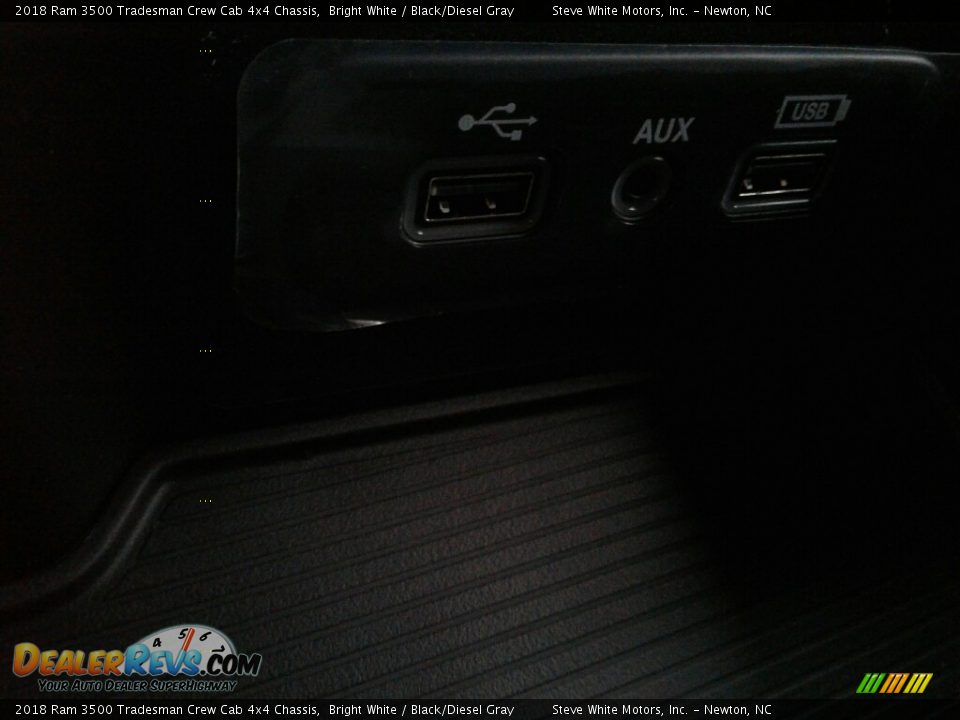 2018 Ram 3500 Tradesman Crew Cab 4x4 Chassis Bright White / Black/Diesel Gray Photo #18