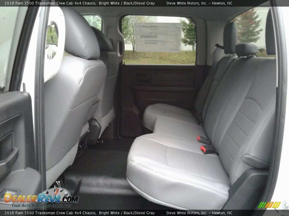 2018 Ram 3500 Tradesman Crew Cab 4x4 Chassis Bright White / Black/Diesel Gray Photo #21