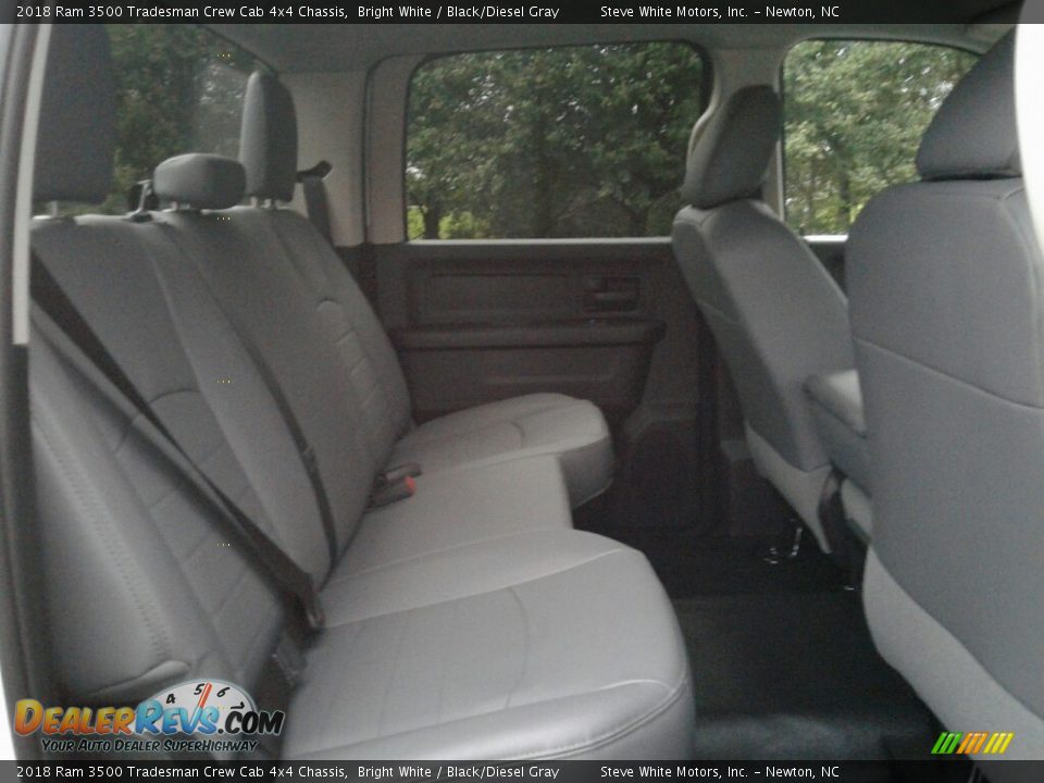 2018 Ram 3500 Tradesman Crew Cab 4x4 Chassis Bright White / Black/Diesel Gray Photo #22