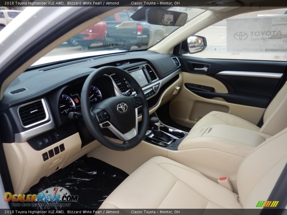 Almond Interior - 2018 Toyota Highlander XLE AWD Photo #3