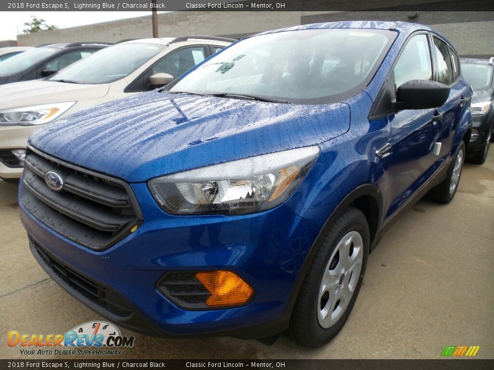 Front 3/4 View of 2018 Ford Escape S Photo #1