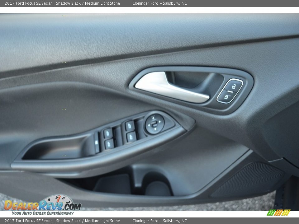 2017 Ford Focus SE Sedan Shadow Black / Medium Light Stone Photo #5