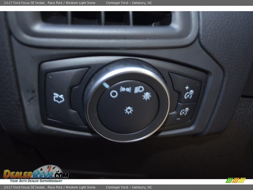 2017 Ford Focus SE Sedan Race Red / Medium Light Stone Photo #16