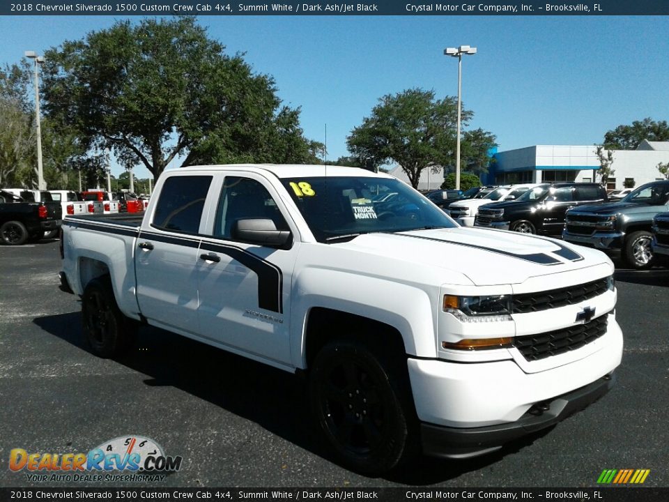 Front 3/4 View of 2018 Chevrolet Silverado 1500 Custom Crew Cab 4x4 Photo #7