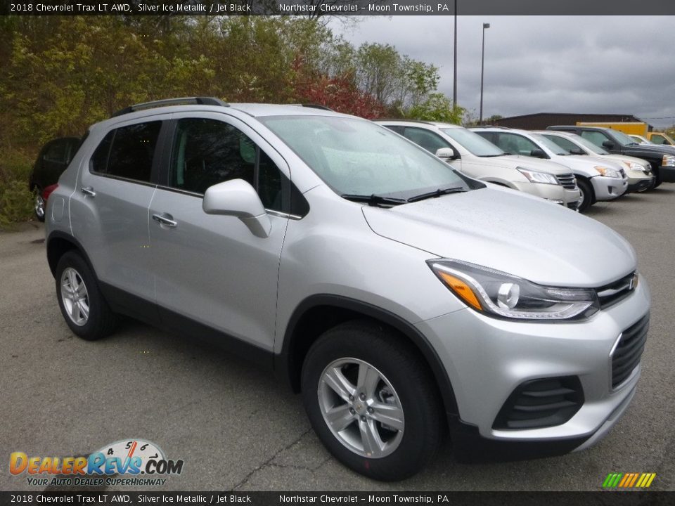 Front 3/4 View of 2018 Chevrolet Trax LT AWD Photo #7