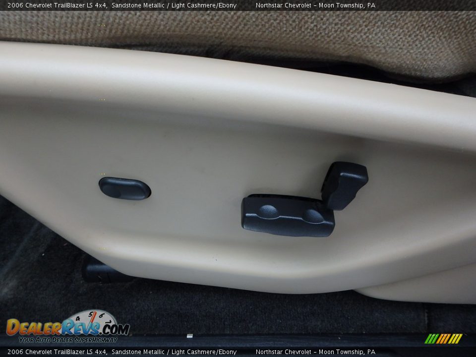 2006 Chevrolet TrailBlazer LS 4x4 Sandstone Metallic / Light Cashmere/Ebony Photo #12