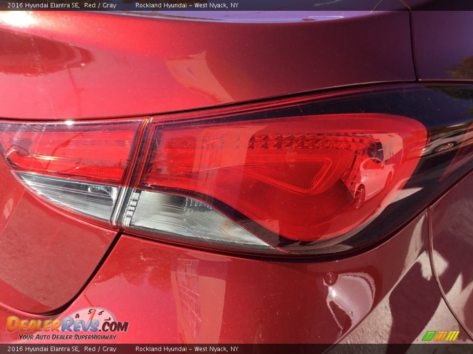 2016 Hyundai Elantra SE Red / Gray Photo #22