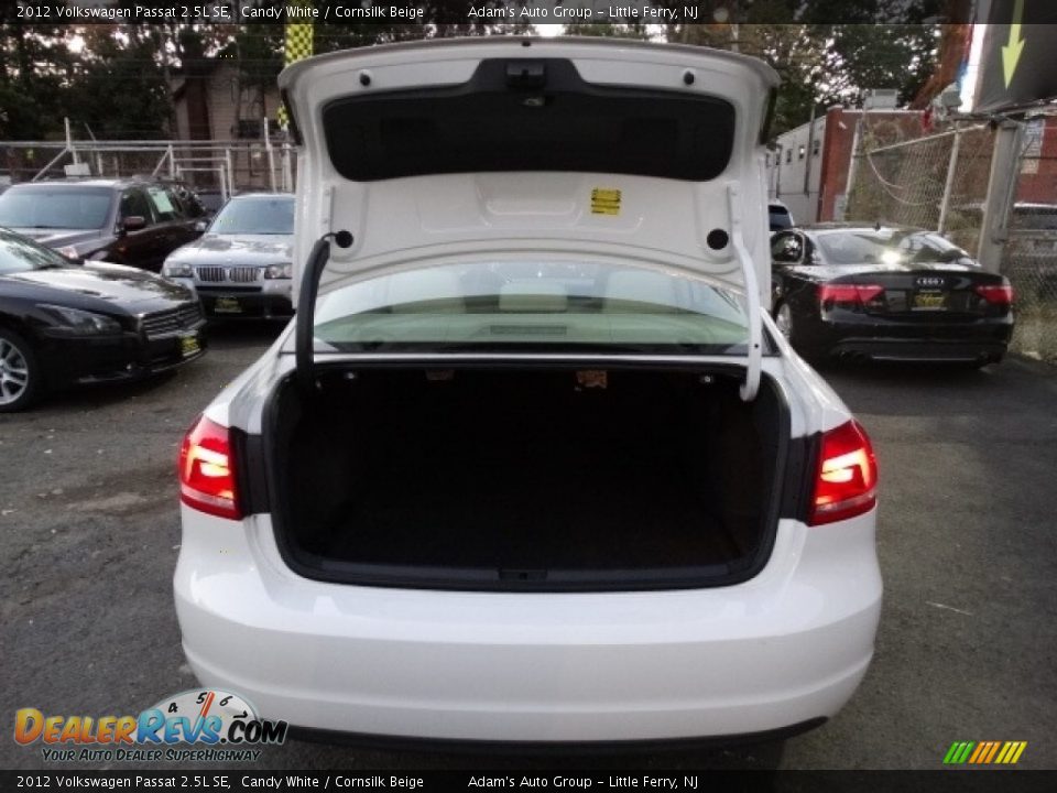 2012 Volkswagen Passat 2.5L SE Candy White / Cornsilk Beige Photo #32