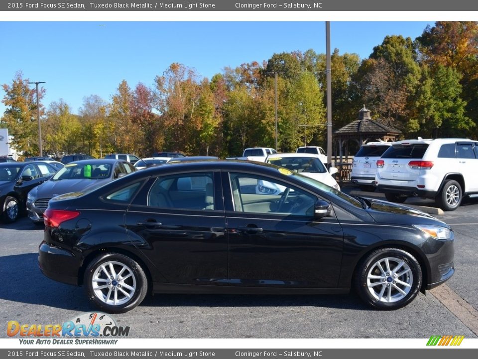 2015 Ford Focus SE Sedan Tuxedo Black Metallic / Medium Light Stone Photo #2