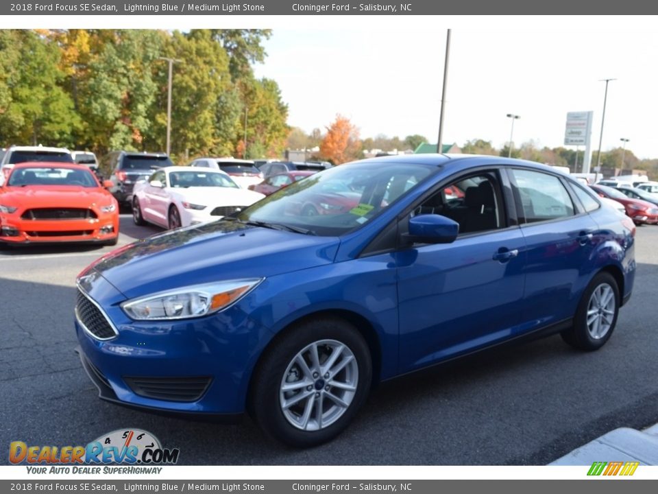 Front 3/4 View of 2018 Ford Focus SE Sedan Photo #3