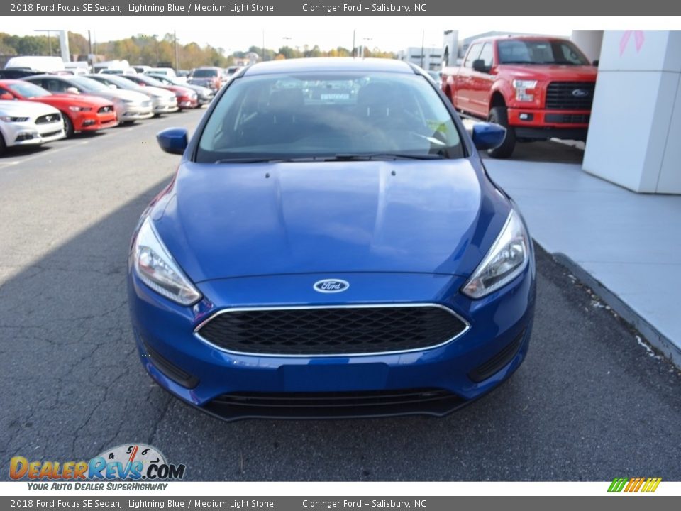 2018 Ford Focus SE Sedan Lightning Blue / Medium Light Stone Photo #4