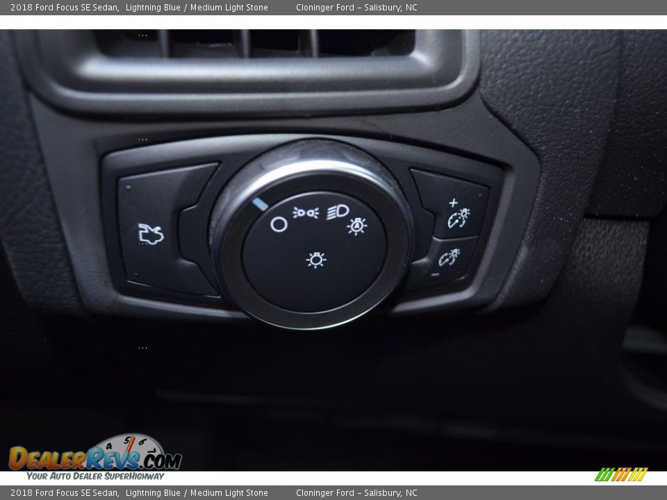 Controls of 2018 Ford Focus SE Sedan Photo #16