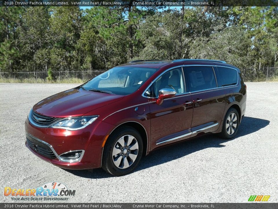 Front 3/4 View of 2018 Chrysler Pacifica Hybrid Limited Photo #1