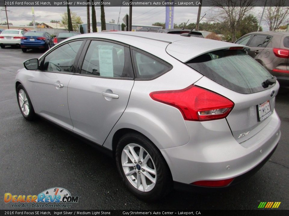 2016 Ford Focus SE Hatch Ingot Silver / Medium Light Stone Photo #5