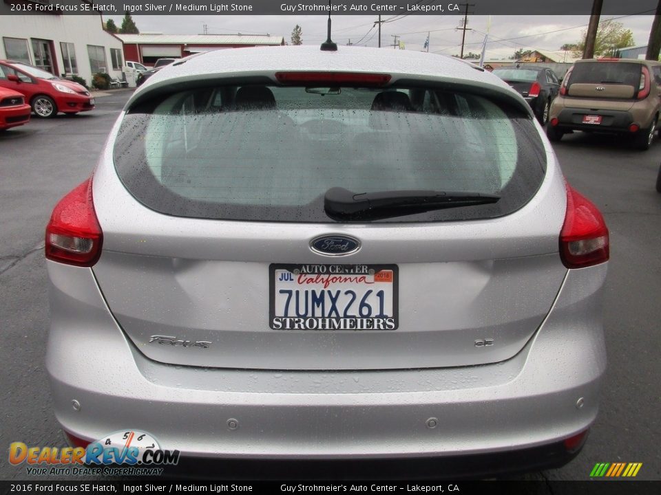 2016 Ford Focus SE Hatch Ingot Silver / Medium Light Stone Photo #6