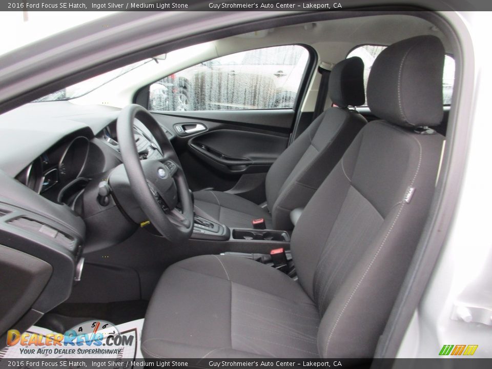 2016 Ford Focus SE Hatch Ingot Silver / Medium Light Stone Photo #8
