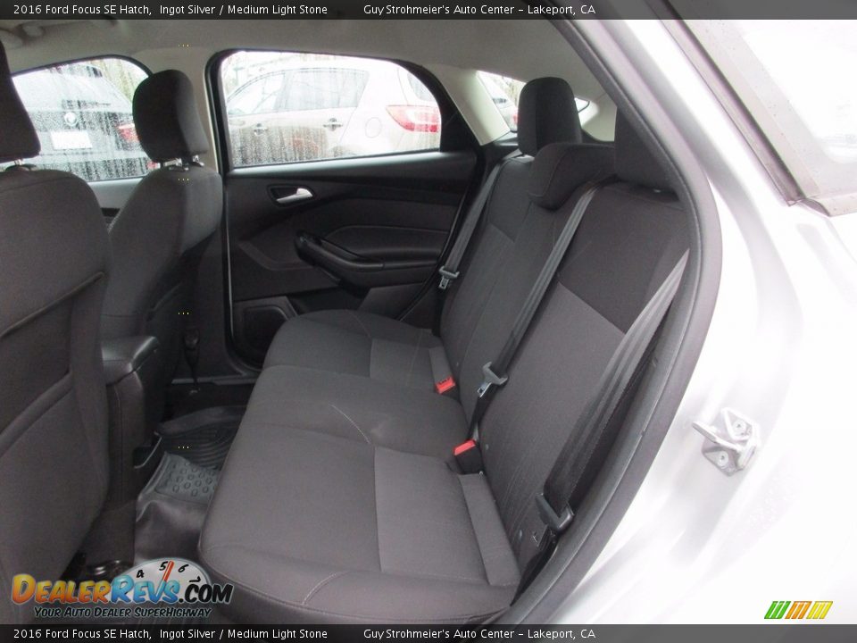 2016 Ford Focus SE Hatch Ingot Silver / Medium Light Stone Photo #9