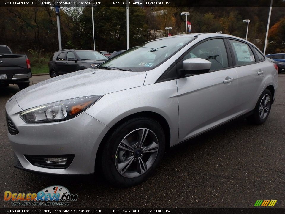 Front 3/4 View of 2018 Ford Focus SE Sedan Photo #6