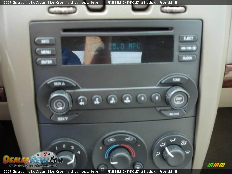 2005 Chevrolet Malibu Sedan Silver Green Metallic / Neutral Beige Photo #15