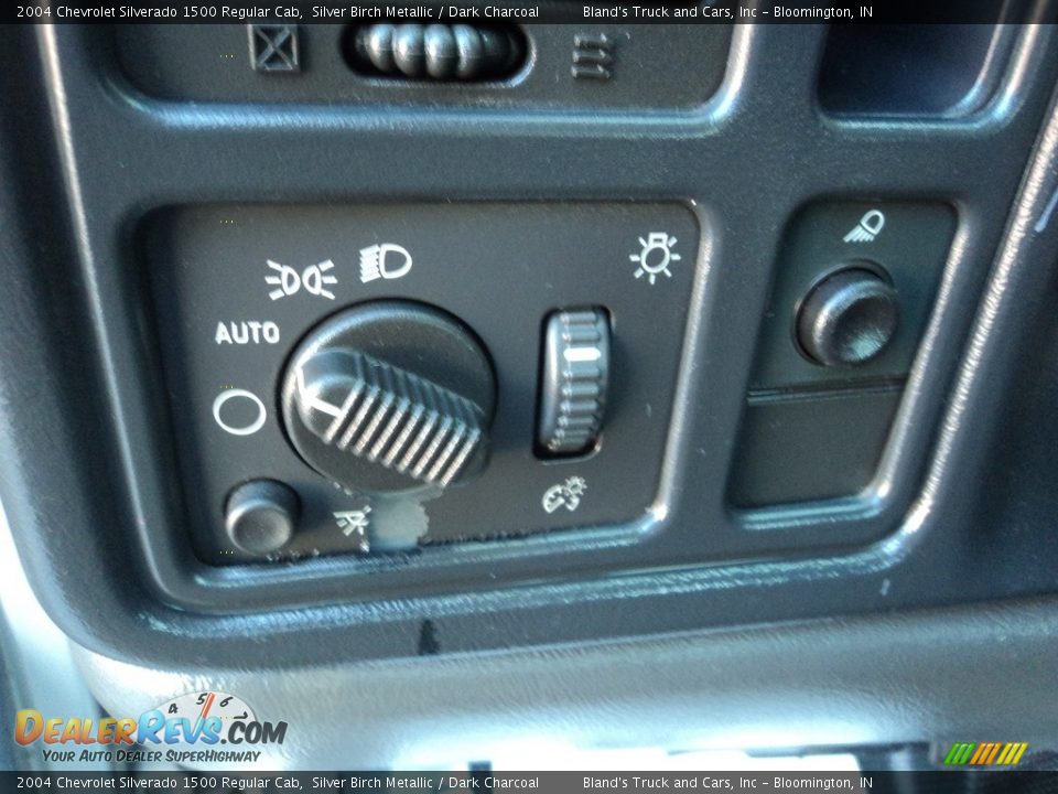 2004 Chevrolet Silverado 1500 Regular Cab Silver Birch Metallic / Dark Charcoal Photo #10