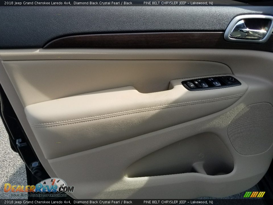 2018 Jeep Grand Cherokee Laredo 4x4 Diamond Black Crystal Pearl / Black Photo #8