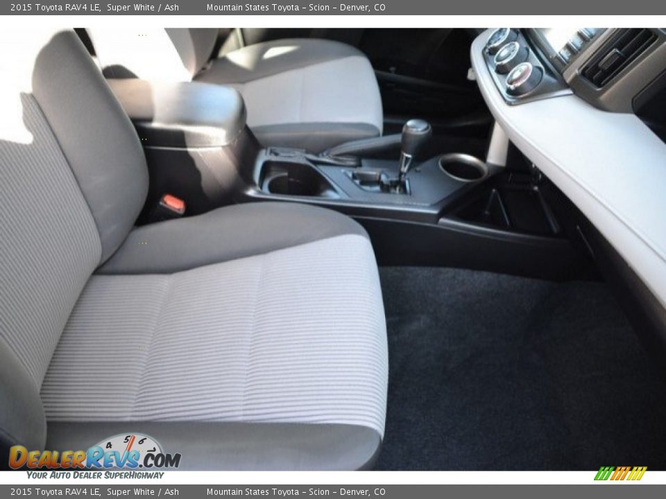 2015 Toyota RAV4 LE Super White / Ash Photo #17