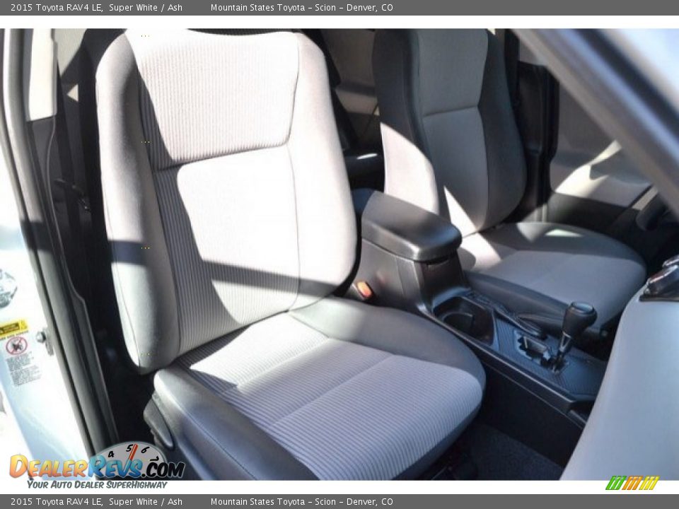 2015 Toyota RAV4 LE Super White / Ash Photo #18