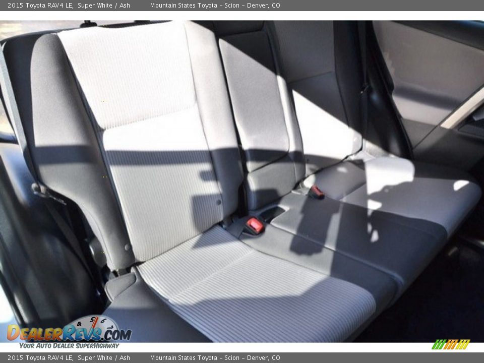 2015 Toyota RAV4 LE Super White / Ash Photo #23