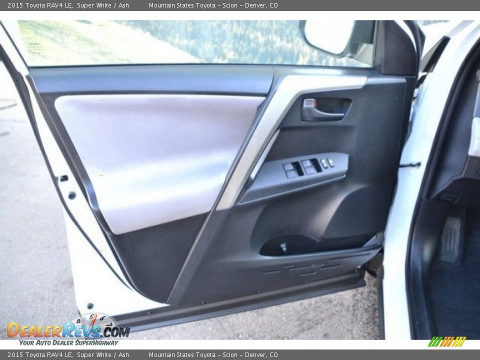 2015 Toyota RAV4 LE Super White / Ash Photo #24