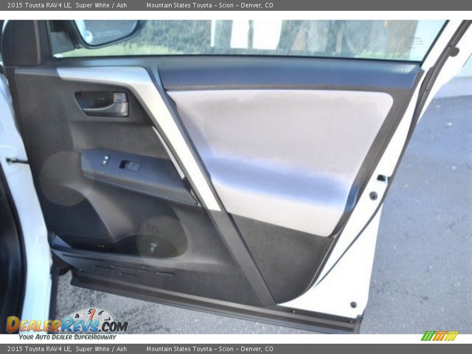 2015 Toyota RAV4 LE Super White / Ash Photo #25