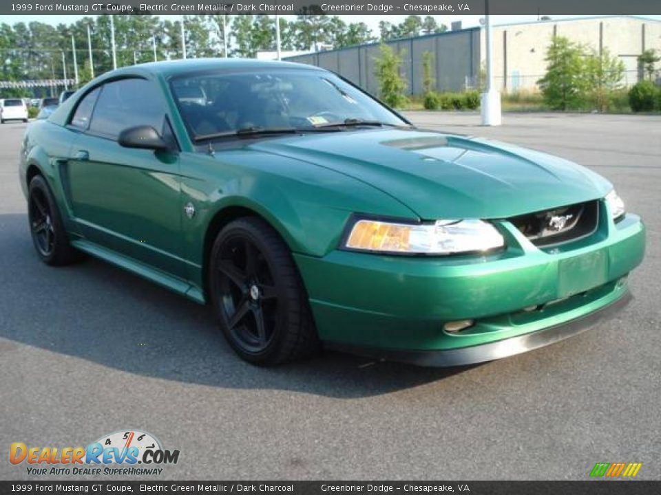 Front 3/4 View of 1999 Ford Mustang GT Coupe Photo #9