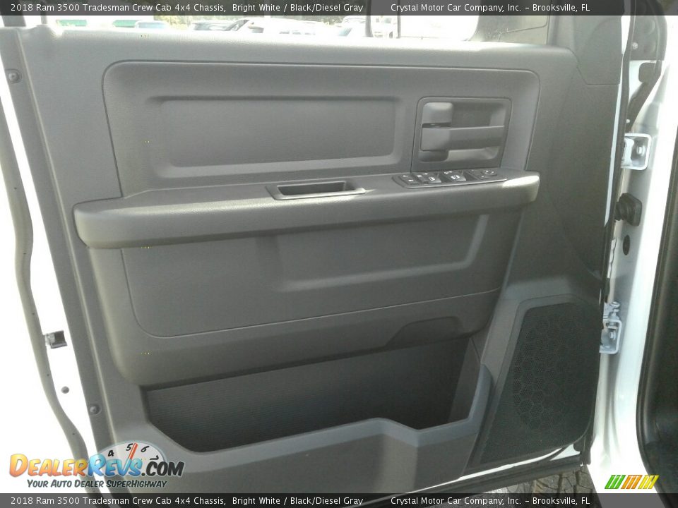 2018 Ram 3500 Tradesman Crew Cab 4x4 Chassis Bright White / Black/Diesel Gray Photo #17