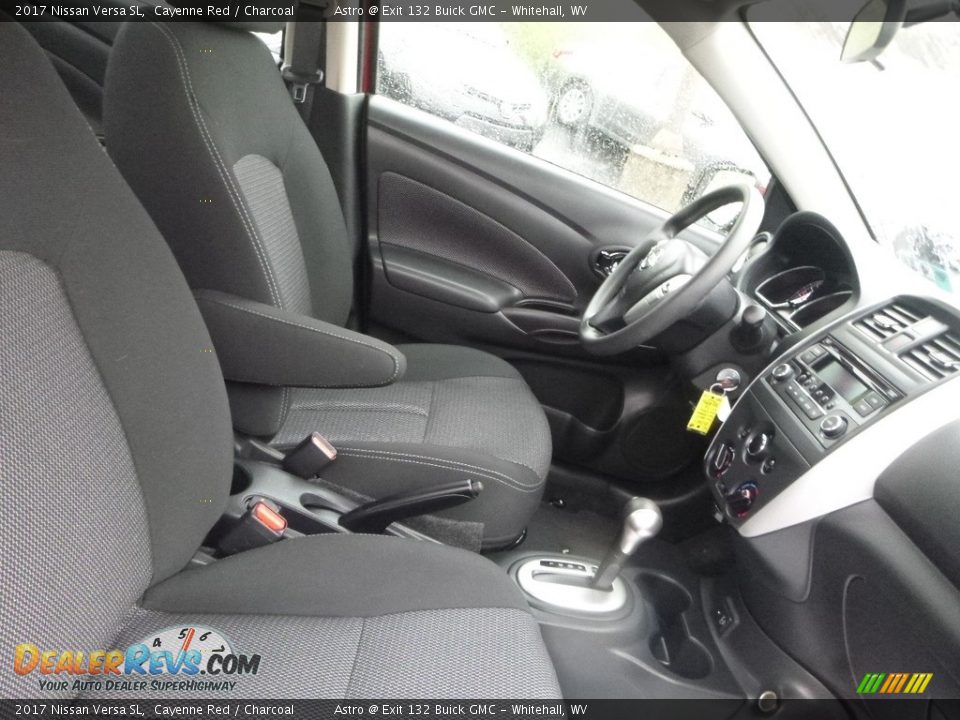 2017 Nissan Versa SL Cayenne Red / Charcoal Photo #10