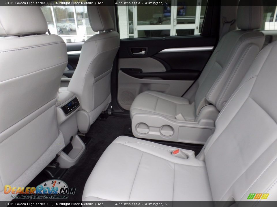 2016 Toyota Highlander XLE Midnight Black Metallic / Ash Photo #12