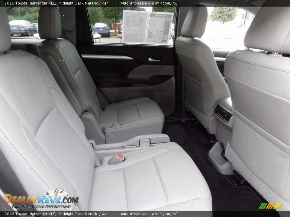 2016 Toyota Highlander XLE Midnight Black Metallic / Ash Photo #14