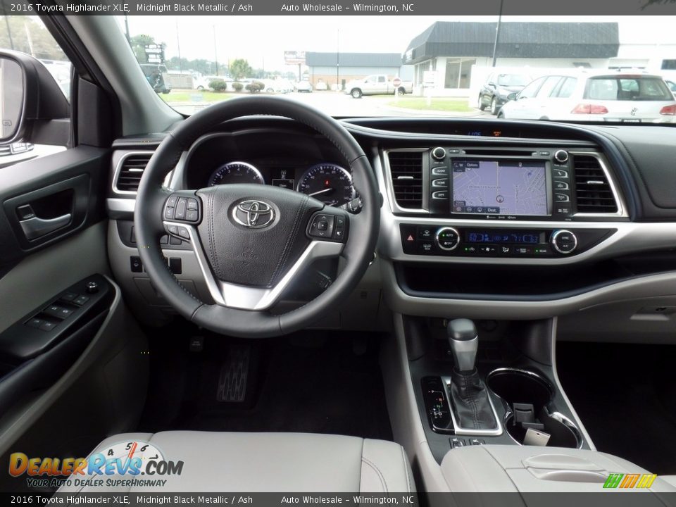 2016 Toyota Highlander XLE Midnight Black Metallic / Ash Photo #15