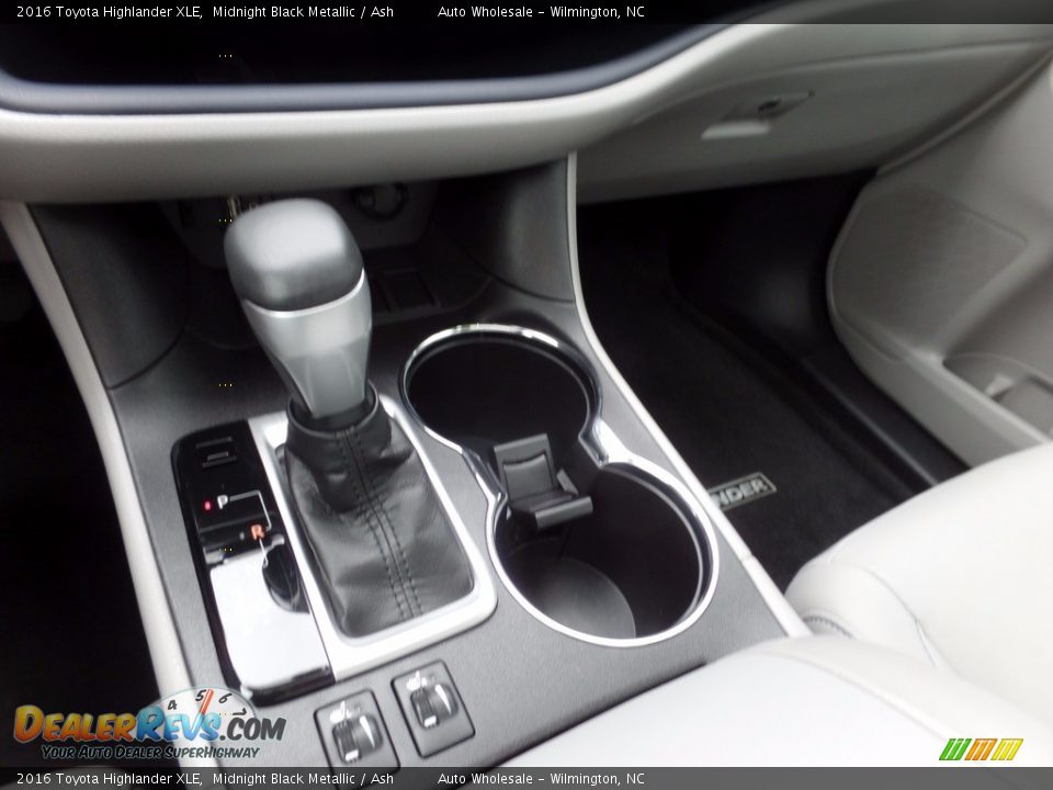 2016 Toyota Highlander XLE Midnight Black Metallic / Ash Photo #19