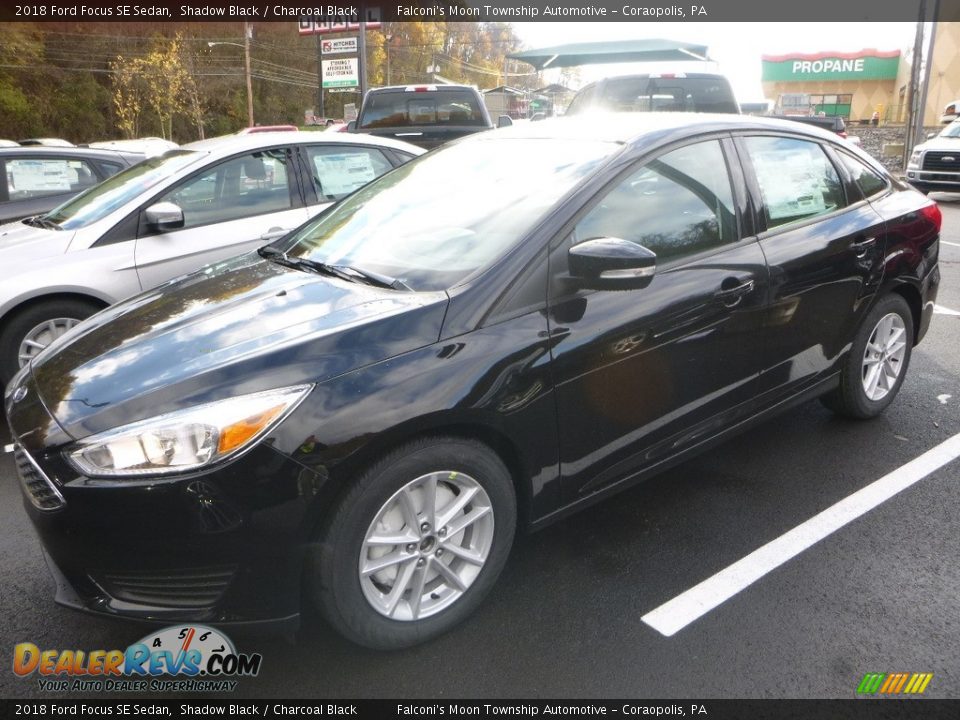Front 3/4 View of 2018 Ford Focus SE Sedan Photo #2
