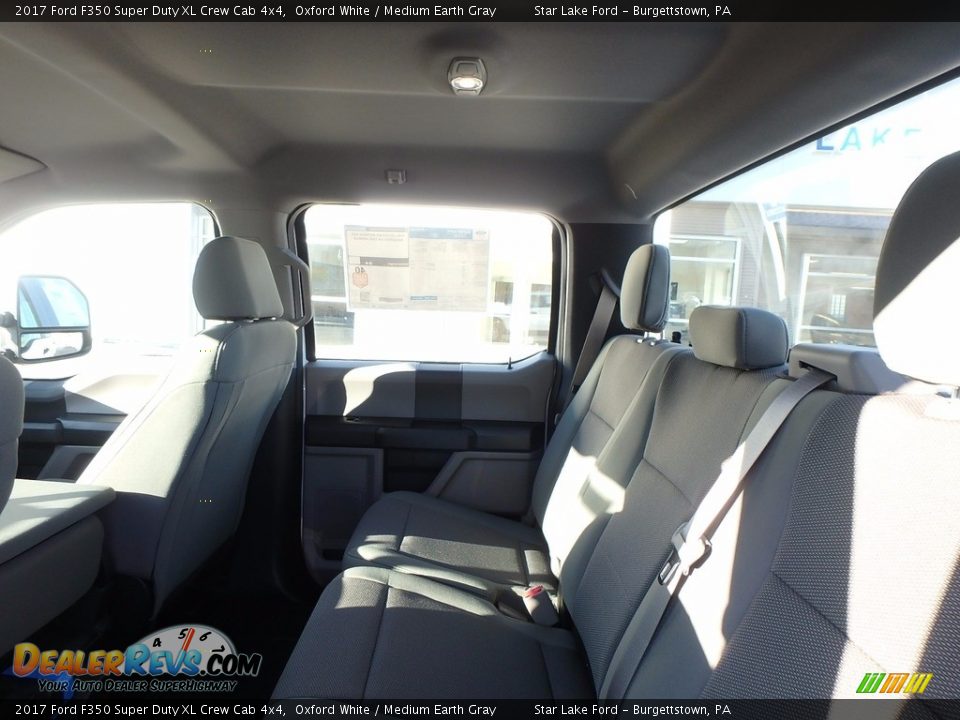 2017 Ford F350 Super Duty XL Crew Cab 4x4 Oxford White / Medium Earth Gray Photo #11