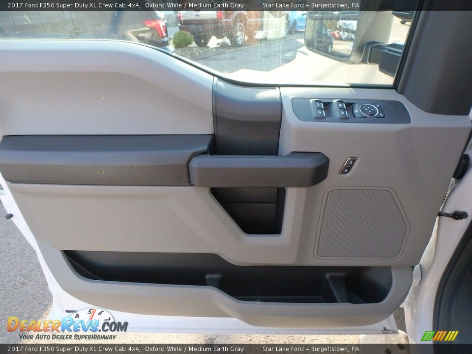 2017 Ford F350 Super Duty XL Crew Cab 4x4 Oxford White / Medium Earth Gray Photo #13